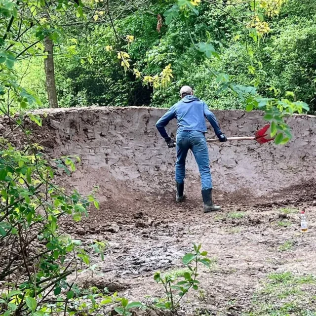 Seit einiger Zeit trefft Ihr bei uns auf der Pusdorfer Meile wieder vermehrt auf unsere Schaufelschwinger. Zwar arbeitet der Bau-Trupp oft auch mit großem Gerät, um Erdmassen zu bewegen und zu verdichten. Das Shapen an sich bleibt aber größtenteils Handarbeit. Und da ist jede helfende Hand willkommen. Schaut einfach vorbei und sprecht uns an. 
Wer einfach nur zum Gucken oder Fahren auf dem modularen Pumptrack vorbeikommen möchte, kann dies selbstverständlich auch tun. Packt Bikes, Boards und Scooter ein und macht Euch auf den Weg (Ihr findet uns bei Google Maps). 
🛹🛼🛴🌊🚲
#bremen #hb #woltmershausen #pusdorf #bikeit #bremenerleben #pumptrack #dirttrack #jumpline #mtb #bmx #skateboard #surfskate #scooter #pusdrop #trailbau #shapen #digandride #schaufelschwinger