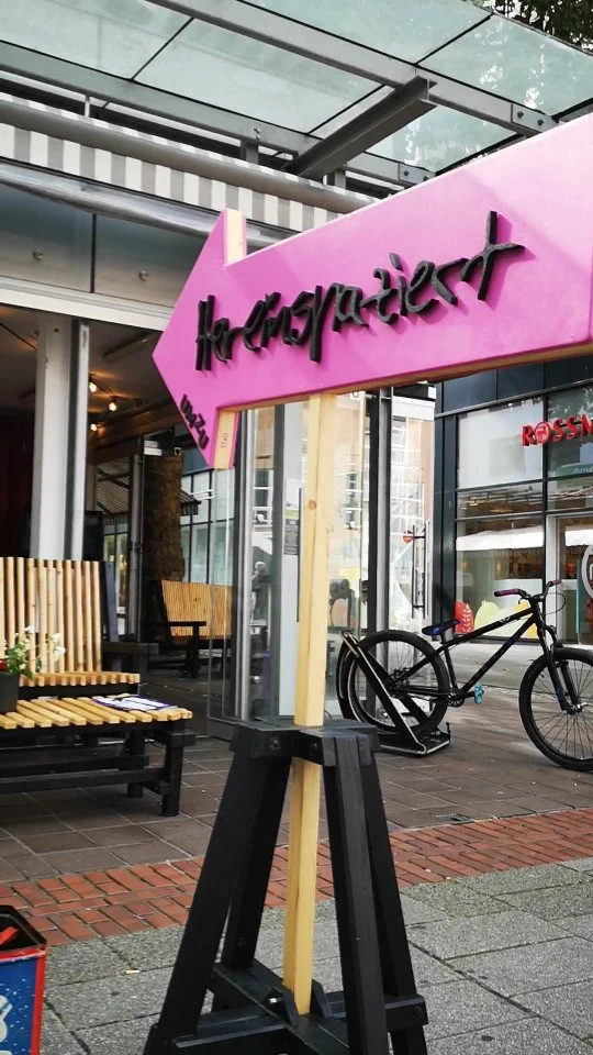 Wie chillig war das denn? Tausend Dank an all die lieben Menschen, die uns am Montag im UMZU besucht haben. Besondere Grüße gehen raus an die Boys aus Flensburg (Glücksburg, Baby!), unsere neue Düsseldorf-Connection (Collabo ist geritzt) und selbstverständlich Stadtneudenken, die uns netterweise den Raum, leckeren Kuchen und Spielkram zur Verfügung gestellt haben. Besonders schön war, dass wir zum Abend hin endlich mal wieder vereinsintern zusammenkommen konnten, um in heimiliger Atmosphäre die nächsten Schritte planen zu können.
Für alle, die es verpasst haben: die Europäische Mobilitätswoche läuft noch! Sucht Euch eine feine Veranstaltung aus. 
@stadtneudenken 
@umzu_23 
https://stadtneudenken.de/europaeische-mobilitaetswoche/#partner
🛹🛼🛴🌊🚲
#bremen #hb #woltmershausen #pusdorf #bikeit #bremenerleben #pumptrack #dirttrack #jumpline #mtb #bmx #skateboard #surfskate #scooter #pusdrop #dirtpark #nodignoride #pusdorfgoesinnenstadt #stadtneudenken #stadtentwicklung #umzu #mobilitätswoche