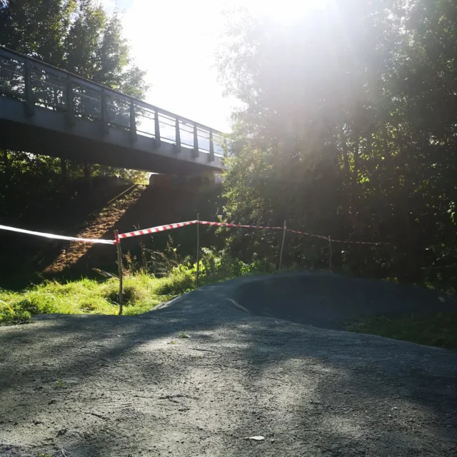 🚩 Respect the Flatterband!! 🚩
Dieses Wochenende haben unsere Mitglieder mit viel Muskelkraft, Sonnenschein und Idealismus die langersehnte Deckschicht auf dem Kidstrack und dem ersten Teil der Jumpline aufgebracht und verarbeitet.
Das sieht super gut aus und lädt schon zum Fahren ein, ABER: das Zeug muss nun gut durchtrocknen, sonst wird es kaputtgefahren! Respektiert bitte die Arbeit all der lieben Menschen, die Ihre Freizeit aufopfern, diesen Fahrspaß für alle zu ermöglichen ✌️ 
@pumptrack_bremen_dirt
🛹🛼🛴🌊🚲
#bremen #hb #woltmershausen #pusdorf #bikeit #bremenerleben #pumptrack #dirttrack #jumpline #mtb #bmx #skateboard #surfskate #scooter #pusdrop #trailbau #shapen #digandride #schaufelschwinger #kidstrack #grillengehtimmer
