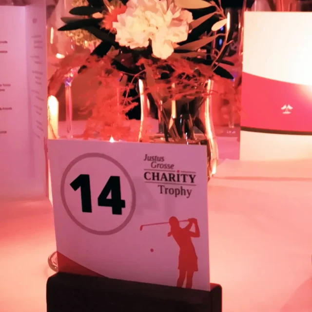 ⛳ 16.322 € Spenden für unser Projekt bei der sechsten "Justus Grosse CHARITY Trophy" 🥳
Wer hätte jemals gedacht, dass sich Mountainbiken und Golfen so gut ergänzen?
Am 13. September gingen in der Garlstedter Heide über 80 golfbegeisterte Menschen für den guten Zweck an den Start. Mit dem "guten Zweck" war der Bremer Sport gemeint, für den Jörg Wontorras "Hansestiftung" und die "Bremer Sportstiftung" ihre große Spendenbox aufstellten und deren zu sammelnder Inhalt vorab für uns bestimmt wurde.
Während auf dem niedersächsischen Grün Prominenz aus Politik, Wirtschaft und Sport um den Pokal kämpften, gaben wir beim anschließenden Golfdinner im Tabakquartier alles, um die 140 Gäste von unserem Projekt zu überzeugen - mit Erfolg! Neben Spenden und Unterstützungsangeboten freuten wir uns vor allem über das durchgängig positive Feedback. Und wenn sogar ein Thomas Schaaf zu später Stunde noch mal vorbeischaut und erzählt, wie toll er unser Projekt findet und wie wichtig ehrenamtliches Engagement ist - er selbst engagiert sich für den Verein Trauerland e.V. -, dann freut es uns auch einfach mal, dass jemand die ganze ehrenamtliche Arbeit wahrnimmt und würdigt. Ohne die geht es nämlich nicht. 
Ein ganz herzlicher Dank geht raus an Justus Grosse bzw. "die Linnemanns" für die Einladung, an Jörg Wontorra (Hansestiftung) und Peter Gargelmann (Bremer Sportstiftung) für die gesammelten Spende n und last but not least an die zahlreichen Golfer*innen, die ihre Scheckbücher für uns gezückt haben ❤️⛳
@justusgrosseimmobilien
@hansestiftung
_________________
@cordesundgraefe_bremen @diersch_und_schroeder @sparkassebremen @brueninggroup @doepker.bauunternehmen @boconcept.bremen @tim_borowski24 @marcobode
#bremen #hb #woltmershausen #pusdorf #pumptrack #dirttrack #jumpline #mtb #bmx #skateboard #surfskate #scooter #golf #charitytrophy #justusgrosse #nachbarschaftshilfe #spenden