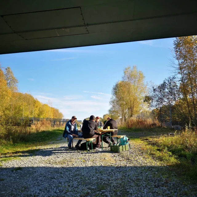 Gestern hatten wir Besuch aus Warstein im Sauerland. Richtig! Dort, wo das Bier und die Bikeparks herkommen. In Warstein sitzt nämlich Turbomatik, deutschlandweit der Marktführer im Bikeparkbau. Turbomatik hat bei uns auf dem Gelände einen Planungsworkshop durchgeführt.
Es gab viel Sonne, einen lebendigen konstruktiven Austausch, alte Wünsche und neue Ideen für unser Dirtparadies. Am Ende waren alle gut gelaunt und gespannt auf das, was kommt. Wir müssen uns noch ein paar Wochen gedulden, bis wir den Entwurf in den Händen halten können.
Was wir Euch an dieser Stelle schon verraten dürfen: es wird vielseitiger, spaßiger, flowiger und wir werden nächste Saison offiziell eröffnen. 
Wir freuen uns übrigens nach wie vor über neue Mitglieder, die Bock auf's Anpacken haben. Mitgliedsantrag ist online und dauert maximal 5 Minuten. 
@turbomatik_bikeparks
@pumptrack_bremen_dirt
🛹🛼🛴🌊🚲
#bremen #hb #woltmershausen #pusdorf #bikeit #bremenerleben #pumptrack #dirttrack #jumpline #tricksprung #mtb #bmx #pusdrop #trailbau #bikepark #shapen #digandride #schaufelschwinger #kidstrack #nodignoride #ooohyeah