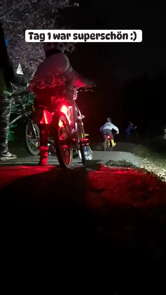 Tag 1 war super 🙂 Morgen (Montag, 25. November - 15-19 Uhr) folgt Teil 2. Es gibt ein trockenes Plätzchen für alle und so wie heute öffnet Lukas Dinter wieder seine zauberhafte mobile Bar für uns. Selbstverständlich schmeißen wir auch noch mal die Feuertonne an.
Zuletzt noch ein großes Dankeschön an die Jungs von "SteelMinded" für das Liefern der neuen Feuertonnen und an die Sponsoren unserer Tombola:
@landlust_magazin
@vividabkk
@themenjahr.bremen
@aok.bremen
@steelminded
#bremen #hb #woltmershausen #pusdorf #bikeit #bremenerleben #pumptrack #dirttrack #mtb #bmx #skateboard #surfskate #scooter #feuertonne #glühwein #tombola #kinderpunsch