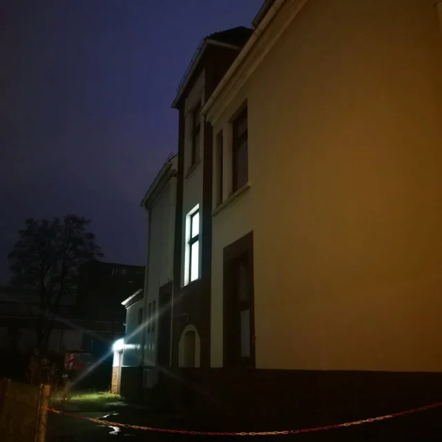 Wenn Ihr vor der alten Polizeiwache steht und über dem linken Nebeneingang brennt noch Licht, dann sind wir wieder fleißig. Die letzten Wochen haben wir einige Extraschichten geschoben. Es bahnt sich nämlich Großartiges für 2025 an 🥳 Doch erst müssen wir noch einige weitere Dinge, die liegengeblieben sind, abarbeiten. Deswegen war es die letzten Wochen auch bei Insta/FB etwas ruhiger als gewohnt. Aber keine Sorge, wir sind noch da 😉
Mittwoch, den 29.Januar um 18.30 Uhr ist unser nächstes Vereinstreffen. Wer dabei sein möchte: schnell noch Mitglied werden!
@etc.pp.pusdorf
#bremen #hb #woltmershausen #pusdorf #pumptrack #dirttrack #dirtpark #mtb #bmx #skateboard #surfskate #scooter #projektbüro #zwischennutzung #polizeiwache #etcpp #schönmuckeligimbüro