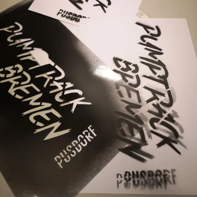 Heute war wieder Vereinstreffen (derzeit immer mittwochs 18 Uhr). Neben einigen Highlights wie der neuen Klingel war es vor allem produktiv und gesellig. 
Eines unserer Mitglieder war so lieb und hat uns  im Vorfeld in mühevoller Frickelarbeit eine Schablone gezaubert.  Wird Zeit, dass wir auch auf dem Vereinsgelände unser Revier markieren 😉
@etc.pp.pusdorf
#bremen #hb #woltmershausen #pusdorf #pumptrack #dirttrack #dirtpark #mtb #bmx #skateboard #surfskate #stencil #diy #klackklackklack #zisch