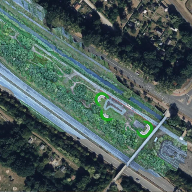 Oftmals ist unser Vorhaben eine ziemlich abstrakte Angelegenheit. Wo soll welcher Track hin? Wie sieht der überhaupt aus? Passt der an jene Stelle, wenn wir Mindestabstände zu Bäumen einhalten müssen, Rettungs- & Unterhaltungswege berücksichtigt werden sollen und unter der Oberfläche unzählige Versorgungsleitungen schlummern?!? 
Wir haben über die Jahre zahlreiche Pläne zu unserem Grundstück gesammelt, um einen Überblick zu bekommen. Mehrmals erhielten wir die ernüchternde Auskunft, dass die Pläne nicht besonders genau seien... Und da wir uns bei unserem Vorhaben (vor allem beim Asphalt-Pumptrack!) nicht erlauben können, uns zu verkalkulieren, erheben wir eigene Daten und führen diese zusammen. In der Software unserer Planungsfirma fließen dann z.B. auch die aktuellsten Drohnenaufnahmen mit ein. 
Der gezeigte Screenshot zeigt die maximale Ausdehnung des geplanten Asphalt-Pumptracks (erkennbar durch die Kurven). 
Besonders gut zu erkennen: die Stellfläche für den mobilen Pumptrack (kommt dieses Jahr wieder!), eine gut versteckte Steilkurve und der Dirtbereich samt Starthügel.
Und wer Glück hat, findet auch seine Parzelle wieder, auf der er/sie heute die Sonne genossen hat 😉
🚲🛹🛴〰️🌊
#hb #woltmershausen #pusdorf #bikeit #pumptrack #dirttrack #bikepark #dirtpark #mtb #bmx #skateboard #surfskate #scooter #drohne #vogelperspektive #parzellengebiet #kurvendiskussion