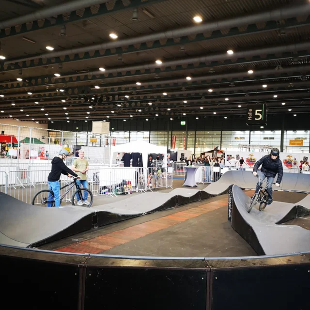 Besucht uns auf der HanseLife 🛹🚲
Dort gibt es ein Wiedersehen mit einem alten Bekannten - dem mobilen Pumptrack. Der wird für die Dauer der HanseLife von uns betreut. Sprich: wir haben es uns vor Ort gemütlich gemacht und drücken Euch bei Bedarf Boards, Bikes und Helme in die Hand. 
Wer nur zum Schnacken vorbeikommen oder die neusten Projekt-Infos abgreifen möchte, darf dies natürlich ebenfalls tun. 
Unsere Liegestühle warten auf Euch ✌️
Öffnungszeiten HanseLife
Mi 10-18 Uhr
Do 10-18 Uhr
Fr 10-20 Uhr
Sa 10-18 Uhr
So 10-18 Uhr 
@hanselife_bremen 
🛹🛼🛴🌊🚲
#bremen #hb #woltmershausen #pusdorf #bikeit #bremenerleben #pumptrack #dirttrack #jumpline #mtb #bmx #skateboard #surfskate #scooter #messebremen #wfbbremen  #hanselife #testride