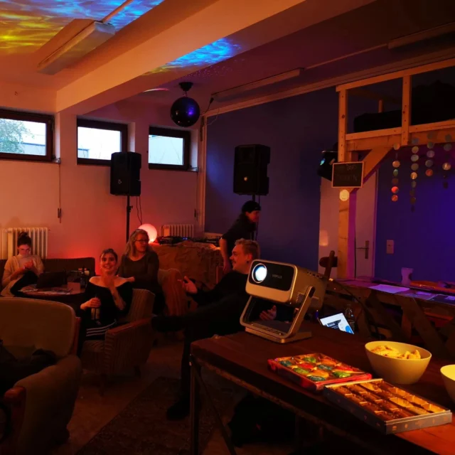 Haben die ersten Jahreshauptversammlungen  noch bei Laura & Jan im Wohnzimmer stattgefunden (Danke dafür!), stehen uns mit dem Büro im @etc.pp ganz andere Möglichkeiten zur Verfügung. Bei Vereinstreffen in größerer Runde können wir zum Beispiel einfach auf die große Sitzecke im Erdgeschoss, die Dachterrasse oder den Flur ausweichen. Auf Anfrage können Projekte aus dem Haus auch den ultragemütlichen und für Veranstaltungen professionell eingerichteten Raum des patho[s] Kollektivs nutzen.
Wir haben uns auf jeden Fall sehr wohlgefühlt und würden uns freuen, wenn Ihr den patho[s] Leuten mal einen Besuch abstattet. Zum Beispiel bei den Barabenden, die regelmäßig donnerstags stattfinden oder wie kürzlich zum Filmgucken bzw. Spieleabend. Aber seht selbst: https://t.me/pathosbremen
Vielen Dank an alle Mitglieder, die sich haben blicken lassen. War ein schöner Abend ❤️
Und an alle, die noch dazustoßen wollten: füllt endlich Euren Antrag aus, wir brauchen Euch!
https://pumptrack-bremen.de/mitglied-werden/
🚲🛹🛴〰️🌊
#bremen #hb #woltmershausen #pusdorf #bikeit #bremenerleben #pumptrack #dirttrack #dirtpark #mtb #bmx #skateboard #surfskate #scooter #laufrad #zwischennutzung #pathosbremen #Jahreshauptversammlung #vereinsarbeit #ehrenamt
